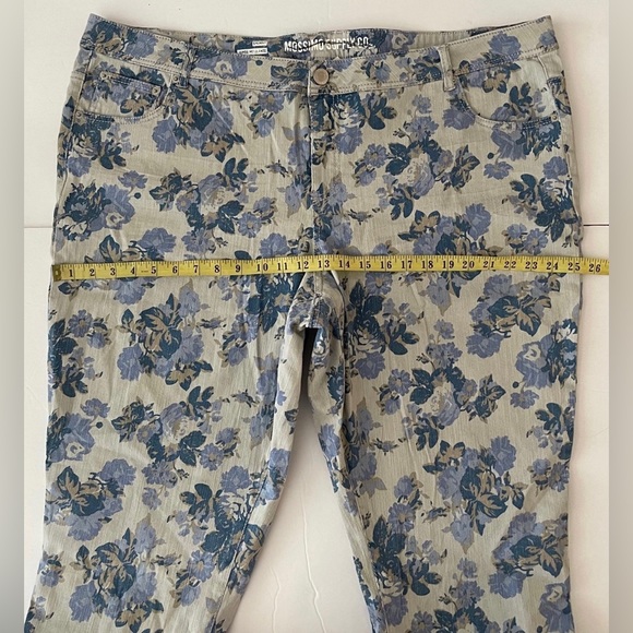 (10) NWOT women’s plus size floral jeans Mossimo Supply (28W) MSRP $58 - Picture 4 of 8